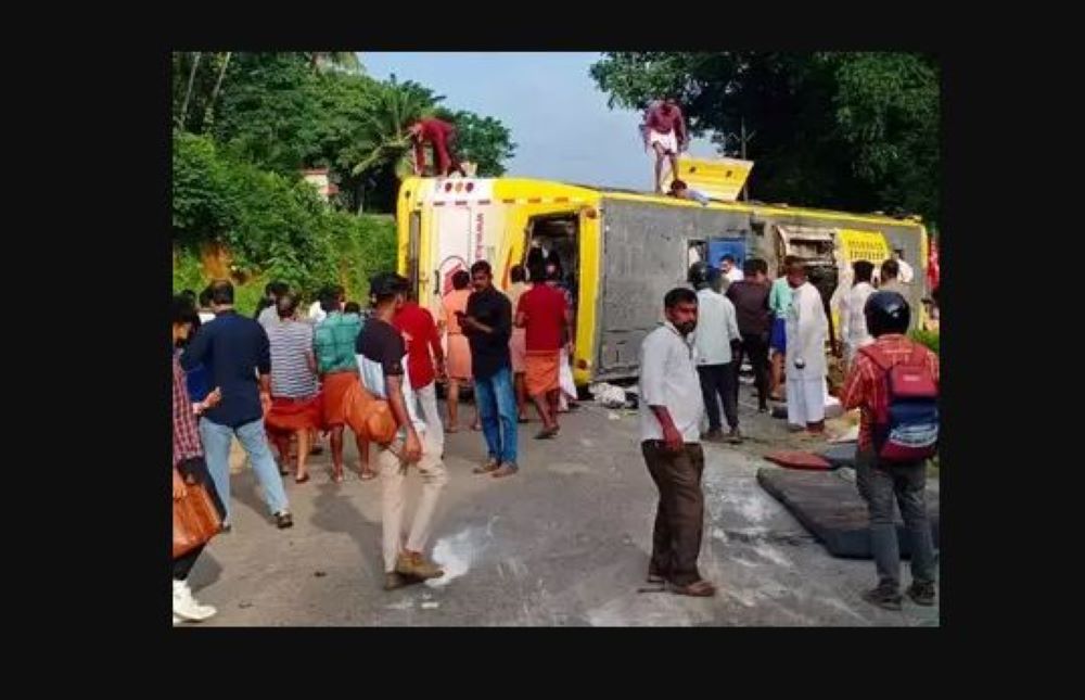 പാലക്കാട് ബസ് മറിഞ്ഞ് രണ്ടു മരണം