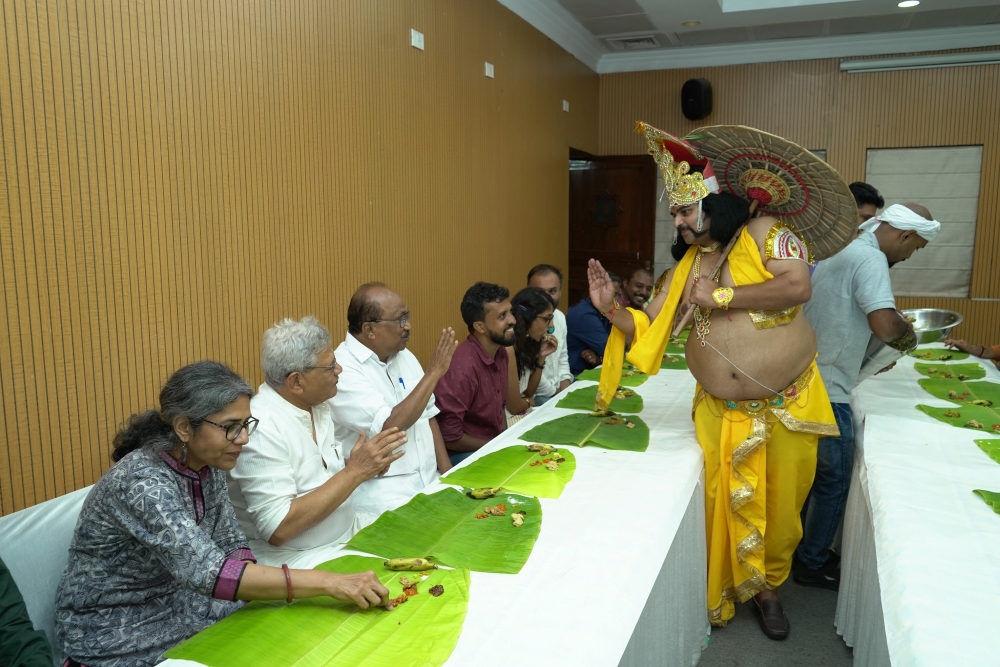 ഡൽഹിയിലെ ഓണസദ്യയും പൊളിഞ്ഞു; വിളിക്കാതെ ഓണമുണ്ണാൻ എത്തിയവരാണ് കുഴപ്പക്കാരെന്ന് സംഘാടകർ