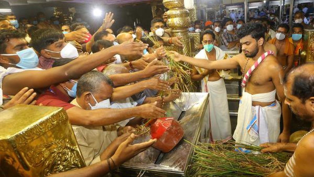 ഭക്തിയുടെ നിറവിൽ ശബരിമലയിൽ നിറപുത്തരി പൂജ നടന്നു