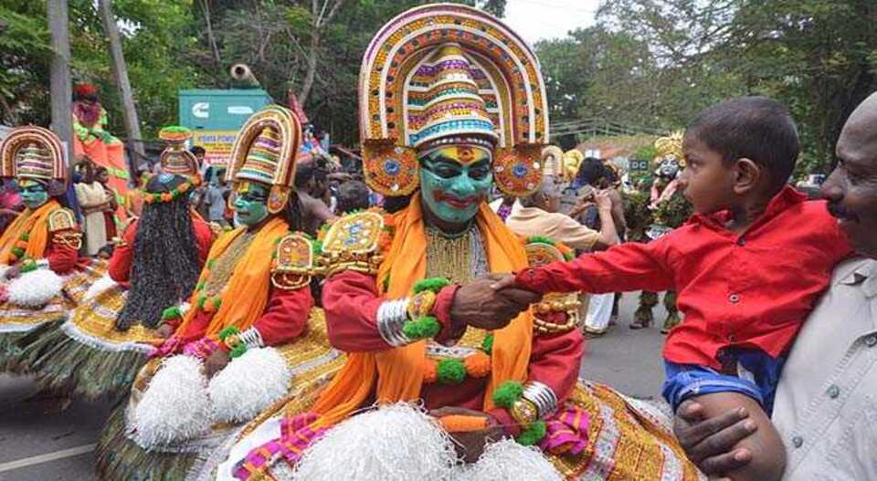 ഓണം വാരാഘോഷം സമാപിച്ചു; വർണ്ണ വിസ്മയമൊരുക്കി ഘോഷയാത്ര; ഗവർണ്ണർ ഫ്ലാഗ് ഓഫ് ചെയ്തു