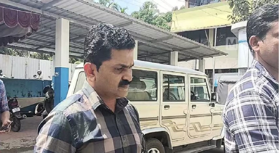 കെട്ടിട നിര്‍മ്മാണ അനുമതിക്ക്  പ്രവാസിയില്‍നിന്ന് വാങ്ങിയത് 25,000 രൂപ കൈക്കൂലി; പയ്യന്നൂര്‍ മുനിസിപ്പാലിറ്റി ഓവര്‍സിയര്‍ പിടിയില്‍