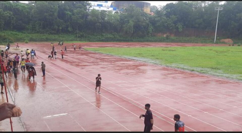 പെരുമഴയത്തും സ്കൂൾ സ്പോർട്സ് മീറ്റ് നിർത്തിവച്ചില്ല; കുട്ടികൾ ഓടിയത് വെള്ളം നിറഞ്ഞുകിടന്ന ഗ്രൗണ്ടിൽ, പ്രതിഷേധം