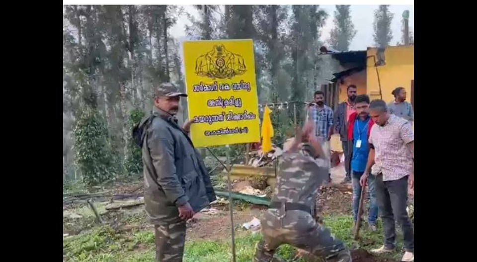 മൂന്നാറില്‍ കയ്യേറ്റമൊഴിപ്പിക്കല്‍, അഞ്ചര ഏക്കര്‍ തിരിച്ച് പിടിച്ചു, സര്‍ക്കാര്‍ ബോര്‍ഡും സ്ഥാപിച്ചു