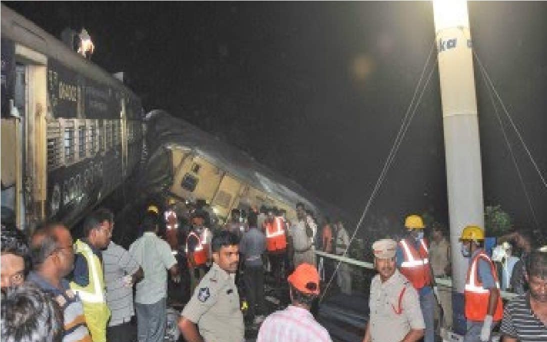 ആന്ധ്ര ട്രെയിൻ ദുരന്തം: മരണം 14 ആയി; ട്രെയിൻ ടൈംടേബിളിൽ മാറ്റം; യാത്രക്കാർ കുടുങ്ങി കിടക്കാതിരിക്കാൻ അറിയിപ്പുമായി റെയിൽവേ