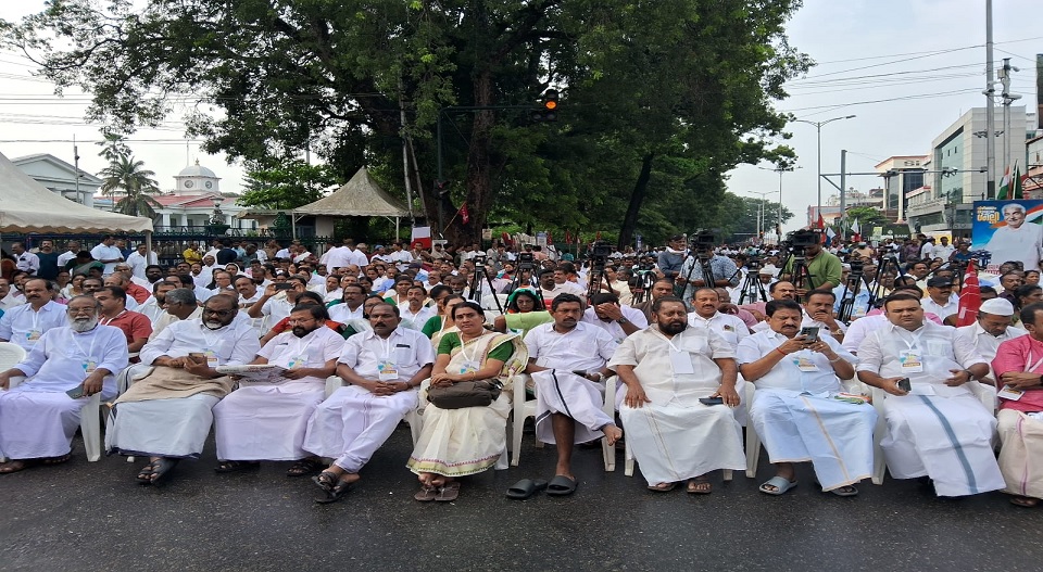 യുഡിഎഫ് സെക്രട്ടറിയേറ്റ് ഉപരോധം തുടങ്ങി; നഗരം സ്തംഭിക്കും; കടുത്ത ഗതാഗത നിയന്ത്രണങ്ങളുമായി പോലീസ്