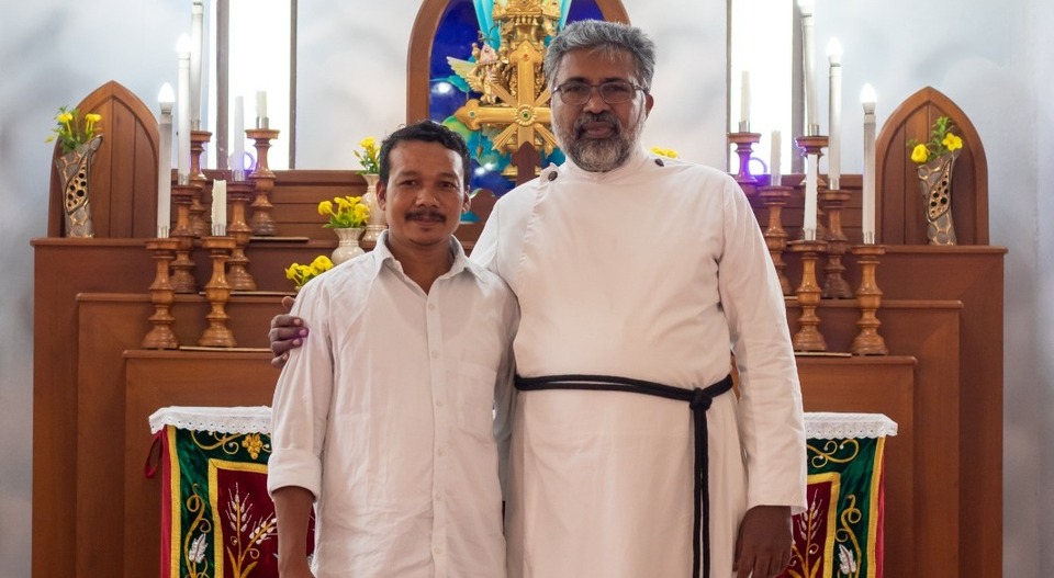 മലയാളി അച്ചന് ‘ബംഗാളി’ കപ്യാര്‍; ചാത്തങ്കരി മാര്‍ത്തോമ പള്ളിയിലെ ശുശ്രൂഷകന്‍ അതിഥി തൊഴിലാളി, കേരളത്തില്‍ ഇതാദ്യം