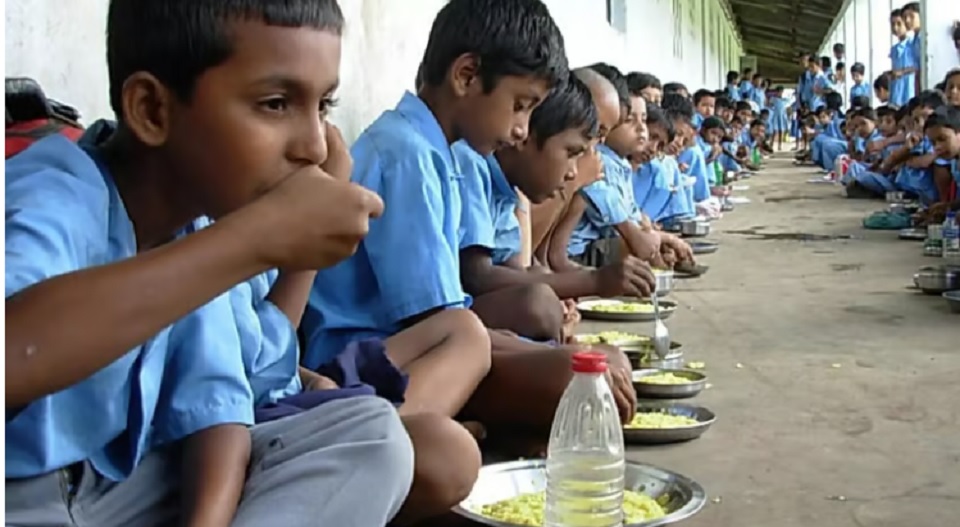 സ്കൂളുകളിലെ ഉച്ചഭക്ഷണത്തിന് ഭക്ഷ്യ സുരക്ഷാ ലൈസൻസ് വേണ്ടെന്ന് സർക്കാർ; കേന്ദ്ര നിയമത്തിന് വിരുദ്ധമെന്ന് ആക്ഷേപം; അധ്യാപക സംഘടനകളുടെ  സമ്മർദ്ദമാണ് ഉത്തരവിന് പിന്നിൽ