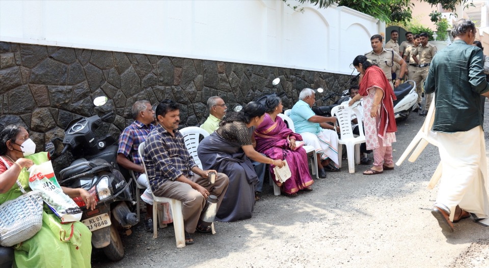 സഹകരണ തട്ടിപ്പ്; വി.എസ്.ശിവകുമാറിന്റെ വീടിന് മുന്നിൽ വീണ്ടും പ്രതിഷേധം