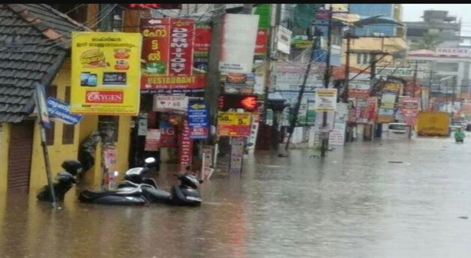 വഴിമുടക്കി വെള്ളക്കെട്ട്; സംസ്ഥാന പാതയിൽ വാഹനങ്ങൾ വഴി തിരിച്ച് വിടുന്നു