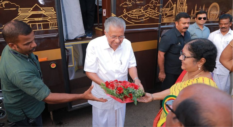 നവകേരള സദസ്സിന് വിഘ്‌നം വരാതിരിക്കാന്‍ താമരമാല; തഹസീദാരുടെ പ്രത്യേക പ്രാര്‍ത്ഥന