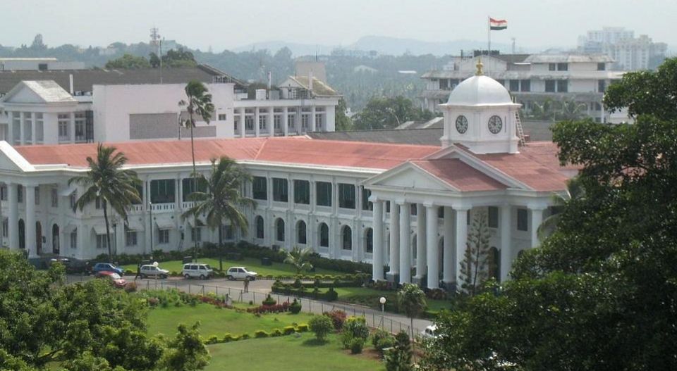 സർക്കാർ ജീവനക്കാരുടെ ശമ്പള വിതരണം തുടങ്ങി; ബില്ലുകൾ കെട്ടിക്കിടക്കുന്നു; തിരഞ്ഞെടുപ്പ് ചെലവുകൾക്കുള്ള ബില്ലുകൾ പോലും മാറുന്നില്ലെന്ന് പരാതി