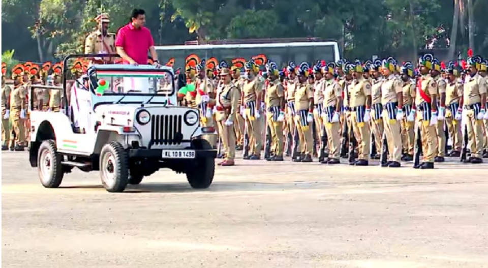 പരേഡിൽ മന്ത്രി അഭിവാദ്യം സ്വീകരിച്ചത് കരാറുകാരന്റെ വാഹനത്തിൽ; വിവാദം