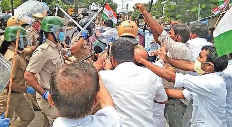 വനിതാ പ്രവർത്തകയെ പോലീസ് ബൂട്ടിട്ട് ചവിട്ടിയതായി ആരോപണം; യൂത്ത് കോൺഗ്രസ് പ്രതിഷേധത്തിൽ ഇന്നും സംഘർഷം