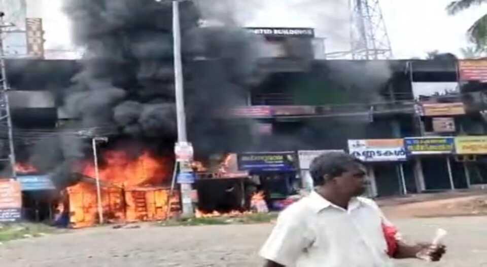 കോട്ടയം മെഡിക്കൽകോളജിന് സമീപം ഷോപ്പിംഗ് കോംപ്ലക്സിൽ തീപിടിത്തം; മൂന്ന് കടകൾ കത്തി നശിച്ചു, തീയണയ്ക്കാന്‍ ശ്രമം തുടരുന്നു