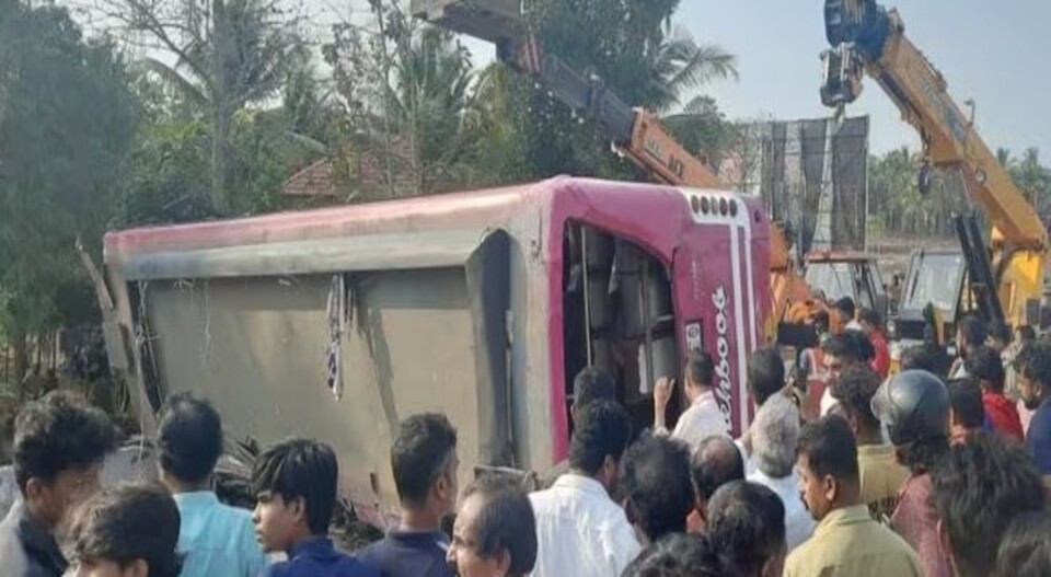 കാസർകോട് പെരിയയിൽ സ്വകാര്യ ബസ് മറിഞ്ഞ് ഡ്രൈവർ മരിച്ചു; നിരവധിപേർക്ക് പരിക്ക്