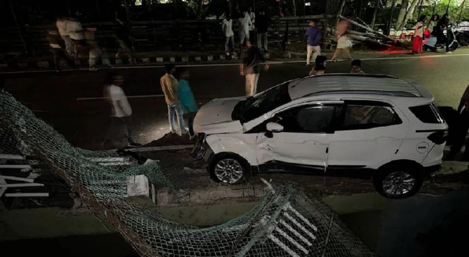 നിയന്ത്രണം തെറ്റിയ കാര്‍ തിരുവല്ലം പാലത്തിലേക്ക് ഇടിച്ച് കയറി; സഞ്ചരിച്ചിരുന്ന യുവാക്കള്‍ ഓടി രക്ഷപ്പെട്ടു; അപകടത്തില്‍ കാറും പാലത്തിന്റെ കൈവരിയും തകര്‍ന്നു