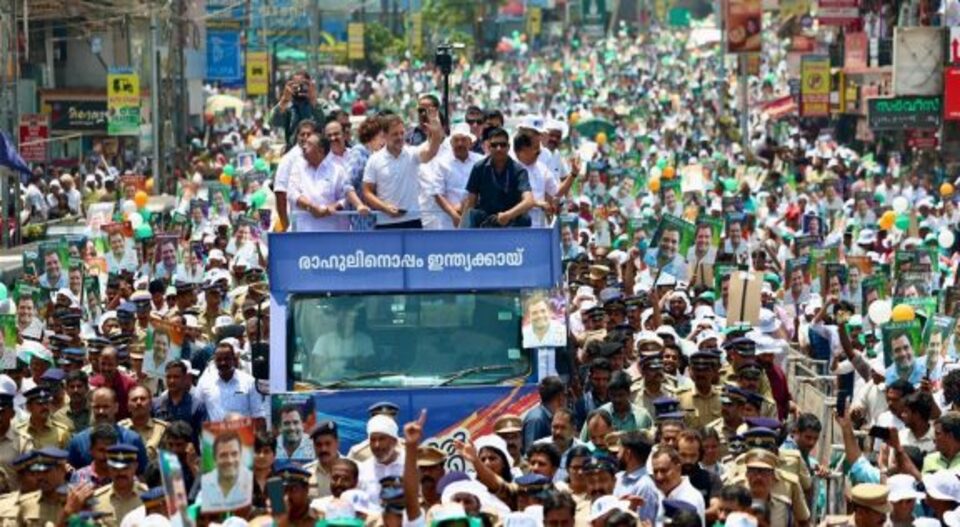 വയനാട്ടിലെ ജനങ്ങളുടെ പ്രശ്നങ്ങള്‍ പരിഹരിക്കാന്‍ പ്രതിജ്ഞാബദ്ധനാണെന്ന് രാഹുല്‍ ഗാന്ധി; വന്‍ ജനാവലിയുടെ അകമ്പടിയോടെ പത്രികാസമര്‍പ്പണം