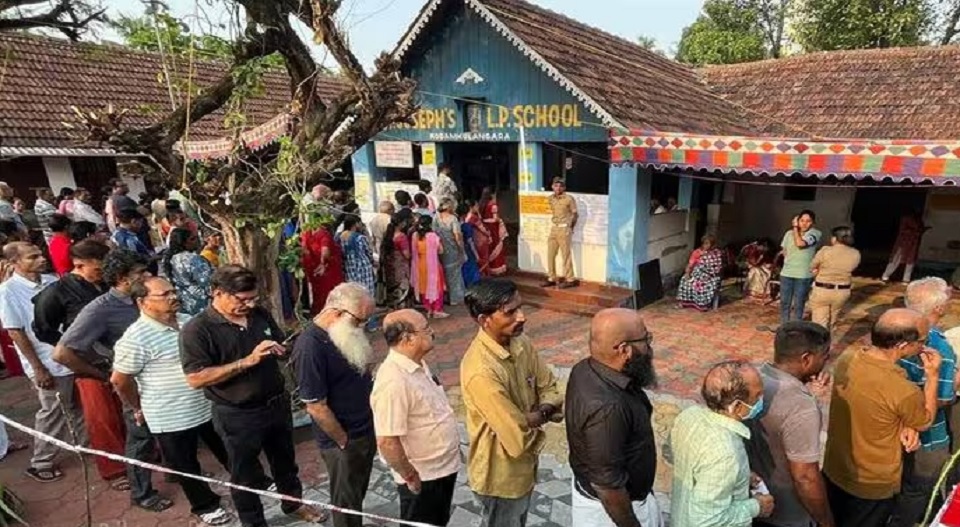 ആദ്യ മണിക്കൂറിൽ കനത്ത പോളിങ്; പല ബൂത്തുകളിലും നീണ്ട ക്യൂ; വോട്ടിങ് യന്ത്രങ്ങളിൽ തകരാറും; ശൈലജയും സുരേഷ് ഗോപിയും ടോവിനോ തോമസും വോട്ട് ചെയ്തു