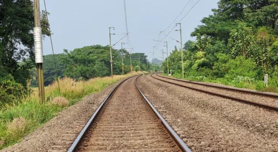 അമ്മയും മകളും ട്രെയിന്‍ തട്ടി മരിച്ചു; പാളം മുറിച്ച് കടക്കുന്നതിനിടെ അപകടം; വിവാഹ ചടങ്ങില്‍ പങ്കെടുത്ത് മടങ്ങും വഴി ദുരന്തം