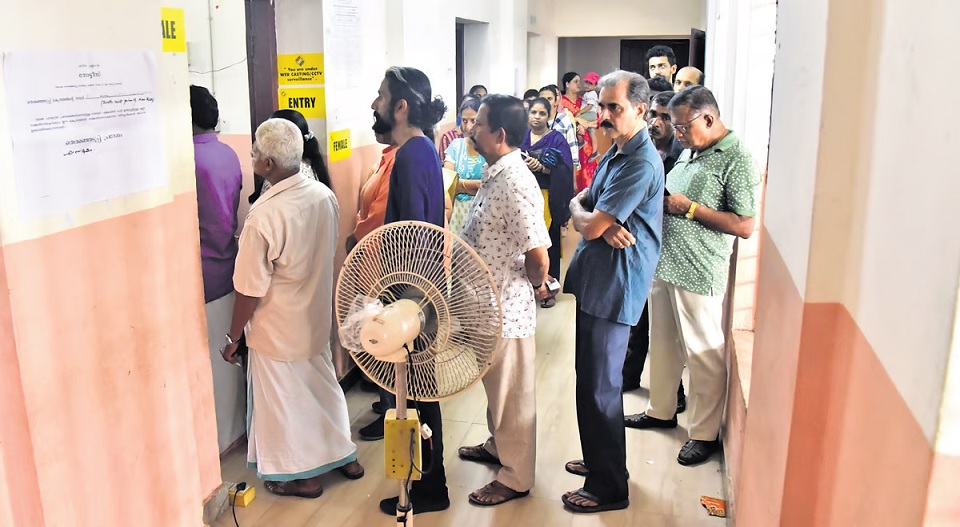 ചില ബൂത്തുകളില്‍ വോട്ടെടുപ്പ് വൈകിയത് കൃത്യത ഉറപ്പുവരുത്തുന്നതിനിടയില്‍ എന്ന്  തിരഞ്ഞെടുപ്പ് കമ്മീഷന്‍; ബൂത്തില്‍ എത്തിയവര്‍ക്കെല്ലാം അവസരം നല്‍കി; നടന്നത് മികച്ച പോളിങ്