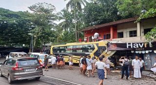 അന്തര്‍സംസ്ഥാന ബസ് വീണ്ടും അപകടത്തില്‍പെട്ടു; ബെംഗളൂരുവിൽനിന്ന് കോഴിക്കോട്ടേക്ക് വന്ന സ്ലീപ്പര്‍ ബസ് ഇടിച്ചു കയറിയത് കടയിലേക്ക്; ഡ്രൈവര്‍ അടക്കം പത്തുപേര്‍ക്ക് പരുക്ക്