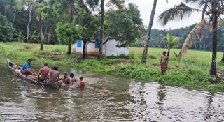 ഗൂഗിള്‍ മാപ്പ് നോക്കി ഓടിച്ച കാര്‍ അപകടത്തില്‍പെട്ടു; മറിഞ്ഞത്  പുഴയിലേക്ക്; അഞ്ച് പേരെ നാട്ടുകാര്‍ രക്ഷപ്പെടുത്തി; കാര്‍ ഉയര്‍ത്താനുള്ള ശ്രമം തുടരുന്നു