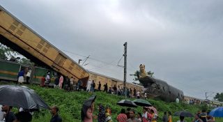 ബംഗാളിൽ ട്രെയിനുകള്‍ കൂട്ടിയിടിച്ചു; 5 മരണം, നിരവധി പേര്‍ക്ക് പരുക്ക്; അപകടം കാഞ്ചൻജംഗ എക്സ്പ്രസിന് പിന്നിലേക്ക് ഗുഡ്സ് ട്രെയിന്‍ ഇടിച്ചു കയറിയതിനെ തുടര്‍ന്ന്