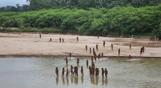 കൊടുംകാടിനുള്ളിൽ ഒറ്റപ്പെട്ട ജീവിതം, അപൂർവമായി മാത്രം പ്രത്യക്ഷപ്പെടുന്നവർ; ഗോത്ര സമൂഹത്തിന്റെ അപൂർവ ചിത്രങ്ങൾ