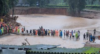 മലവെള്ളപ്പാച്ചിലില്‍ താല്ക്കാലിക പാലം മുങ്ങി; മുണ്ടക്കൈ രക്ഷാദൗത്യം  മുടങ്ങി