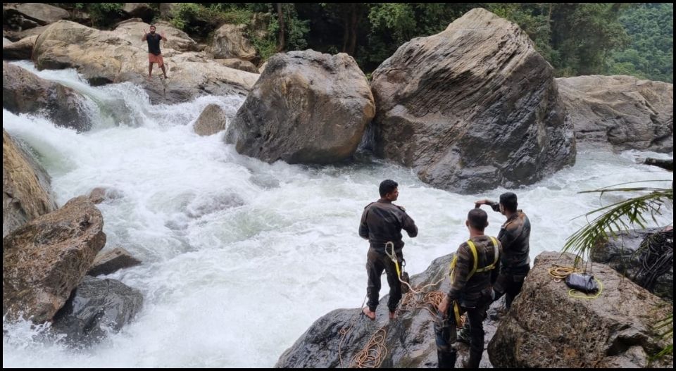 ചാലിയാര്‍ കടന്ന് വയനാട്ടിലേക്ക് പോയ മൂന്ന് യുവാക്കള്‍ വനത്തില്‍ കുടങ്ങി; എയര്‍ലിഫ്റ്റിങ് നടത്താന്‍ ആലോചന