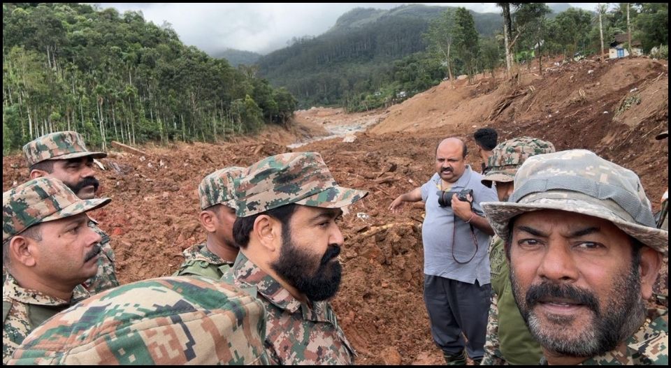 ദുരന്തമുഖത്ത് മോഹന്‍ലാലിനൊപ്പം മേജര്‍ രവിയുടെ സെല്‍ഫി; സോഷ്യല്‍മീഡിയയില്‍ രൂക്ഷവിമര്‍ശനം