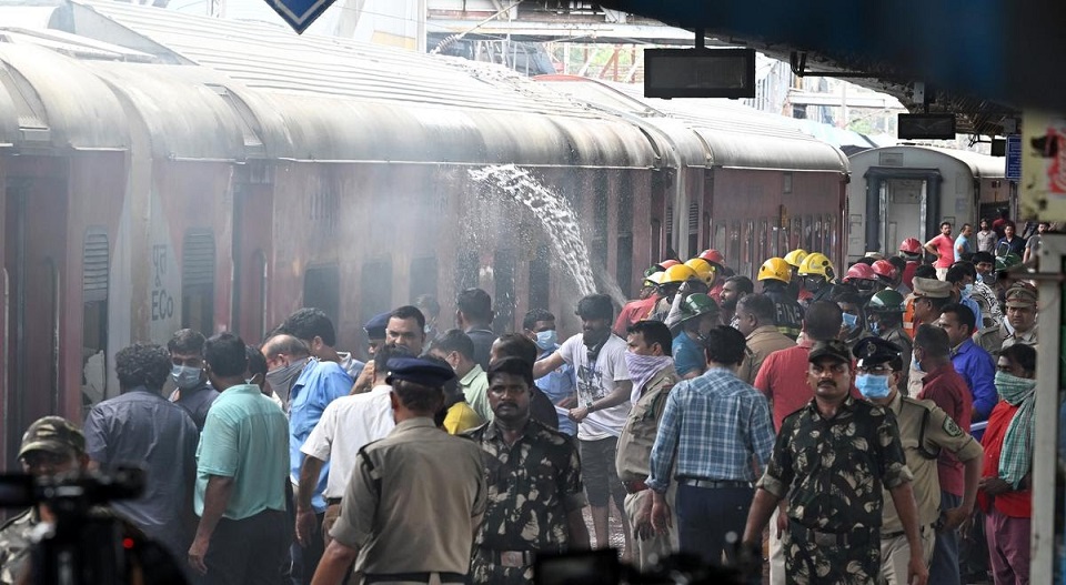 സ്റ്റേഷനിൽ എത്തിയതിന് പിന്നാലെ തീപിടിച്ചു; തിരുമല എക്സ്പ്രസിൻ്റ മൂന്ന് ബോഗികൾ കത്തിനശിച്ചു