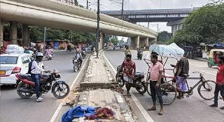 വീടില്ലാത്തതിനാൽ ഫുട്പാത്തിൽ ഉറങ്ങിയവരുടെ മേൽ ട്രക്ക് പാഞ്ഞുകയറി; മൂന്ന് മരണം